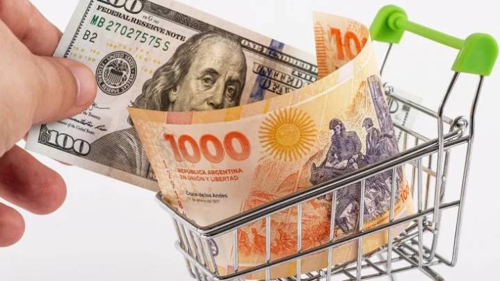 El peso argentino, la moneda que más se depreció ante el dólar