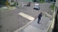 Joven cayó en un enorme cráter mientras caminaba tranquilo: se abrió la calle y el video se viralizó