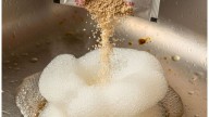 El truco para desatascar desagües con levadura en polvo y agua caliente, sin usar soda cáustica