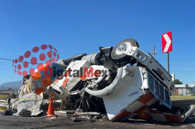 Vuelca pipa sobre la carretera Toluca-Naucalpan; 1 lesionado
