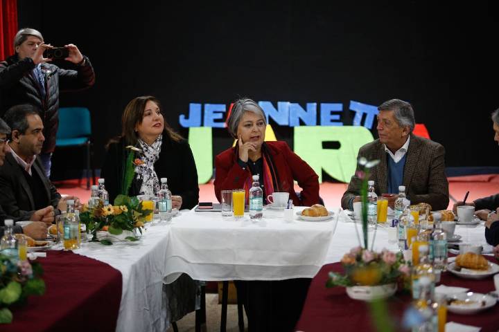 Cambio en las vocerías de Jeannette Jara: dos senadores a cargo, salen Albornoz, Yeomans y Hirsch