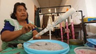 Ceras escamadas de la familia Calyeca Pérez alumbran las tradiciones de Tochimilco