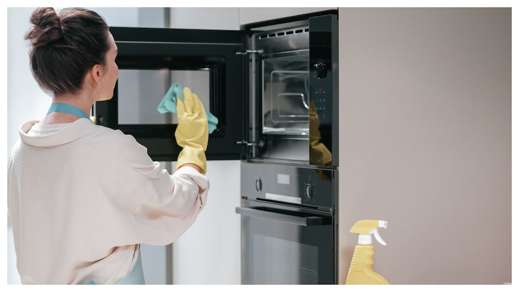 Adiós al horno eléctrico detonado de suciedad: el método infalible de 5 pasos para dejarlo como nuevo