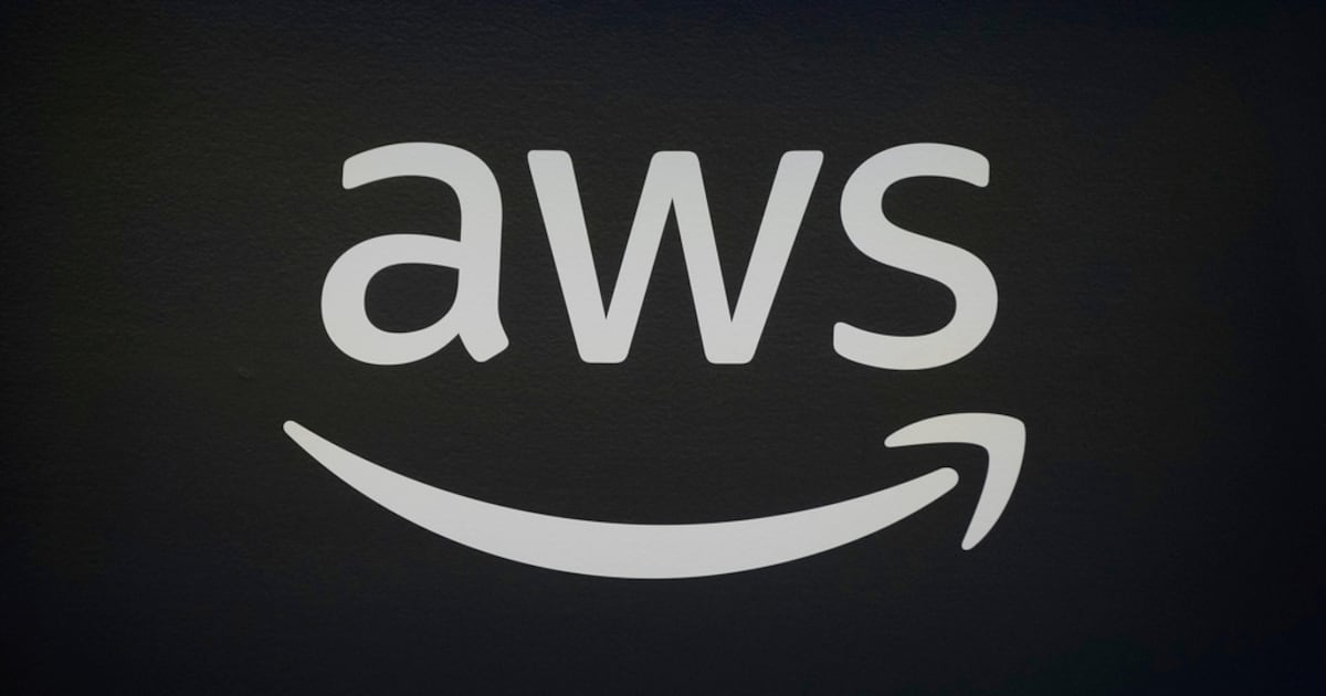 Falla global en Amazon Web Services provoca fallas en IA, videojuegos y apps financieras