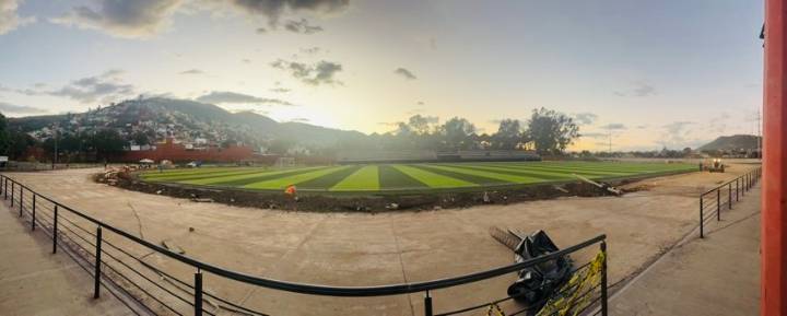 A menos de un año de su inauguración, el Parque Primavera de #Oaxaca ya presenta desgaste; levantan pista de tartán por deterioro prematuro