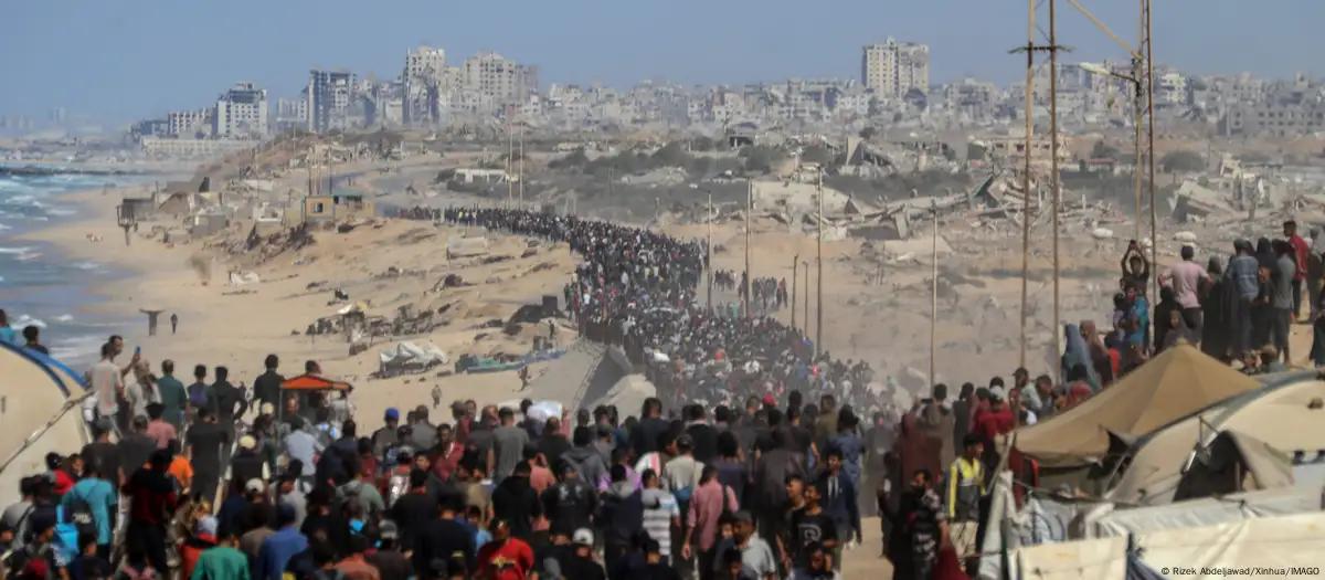 Miles de palestinos vuelven a Ciudad de Gaza