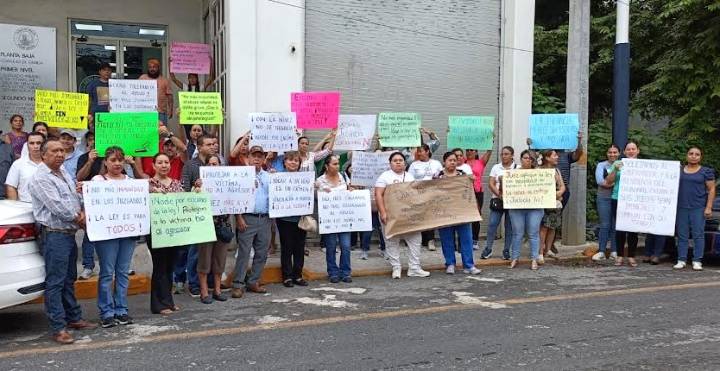 Protestan contra un profesor, acusado de violación a menores