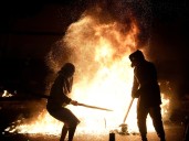 Perú: una protesta frente al Congreso terminó en un violento enfrentamiento con la Policía y más de 70 heridos