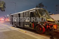 Choca camión de la Policía  contra Metrobús en V. Carranza