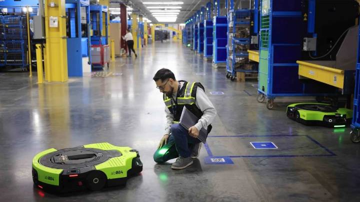Hoy tiene 1,2 millones de empleados. Amazon quiere reemplazar con robots a medio millón de trabajadores de sus depósitos