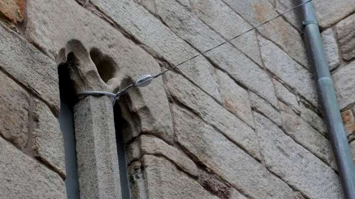 "Potencialmente peligroso": denuncian el anclaje de las luces de Navidad a las ventanas góticas de una iglesia de Coruña