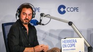 Jorge Bustos, presentador de Herrera en COPE: "El sanchismo, no contento con haber purgado a David Alandete de El País, pretende ahora ponerle una mordaza por hacer preguntas que molestan a su Pedro"