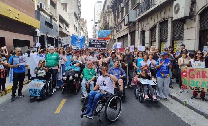 Nueva protesta exigiendo el cumplimiento de la Emergencia en Discapacidad