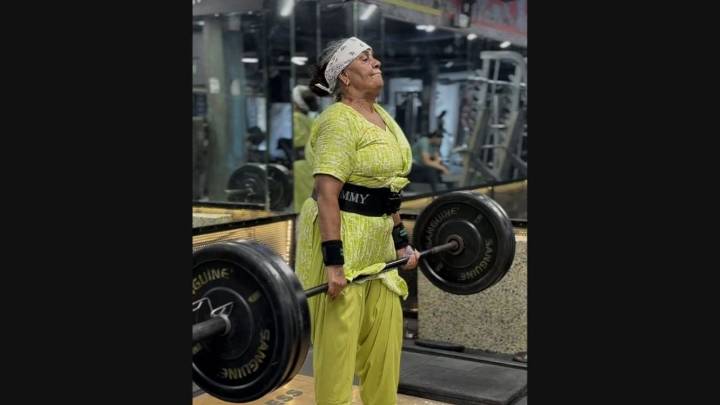 Roshni levanta pesas a sus 70 años para enfrentar su artritis