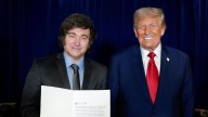 EEUU: legisladores demócratas se oponen al salvataje de Trump a Milei