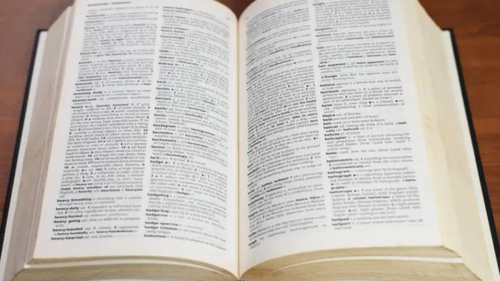 Traducción al español de la frasecica maña "Quítate los maripís con rasmia que estás chipiado"