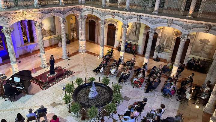 Alejandra Pineda de Ávila cautiva a más de 250 parralenses con concierto de música clásica