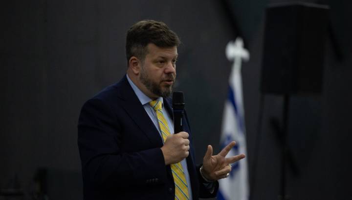 Demócratas evita comprometer apoyo a Kaiser en eventual segunda vuelta: "Si uno se pusiera en esos escenarios, pierde"