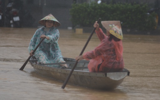 Lluvias récord causan graves inundaciones en Vietnam y sumergen edificios históricos