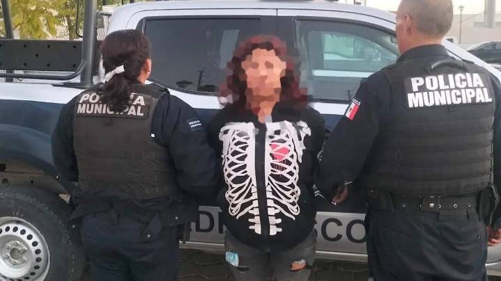Atrapan a mujer por robo de vehículo
