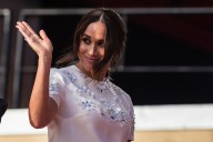 Meghan Markle recibe críticas por asistir al desfile de Balenciaga en París