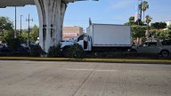 Camión de carga choca contra columna de la Línea 3 y destruye su parte frontal en Zapopan; conductor dice que otro carro se le atravesó