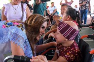 Mara Lezama entrega sillas de ruedas y apoyos funcionales a personas con discapacidad motriz