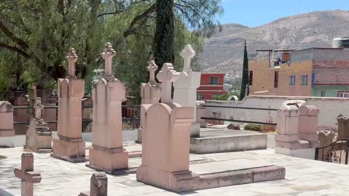 Hombre es Encontrado Sin Vida Presuntamente Sobre la Tumba de su Esposa en Panteón de Zacatecas