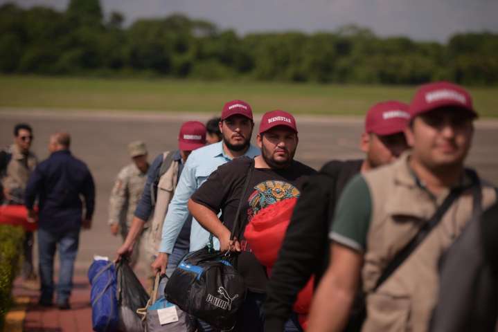 Trasladan vía aérea personal de Bienestar para censo de afectados por lluvias