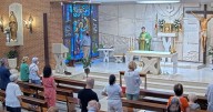 La Iglesia catalana multiplica por 50 los bautismos de adultos en un cuarto de siglo