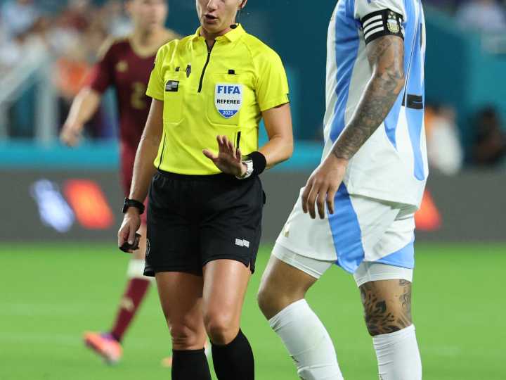 Tori Penso, la primera árbitra con la Selección: llevó el ritmo del partido con personalidad y acertó en las jugadas clave en las áreas