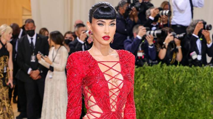 Megan Fox luce las uñas de sangre más elegantes que son tendencia en Halloween 2025