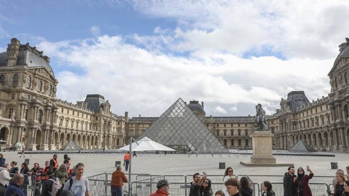 El Museo del Louvre reabre por primera vez desde el robo de joyas