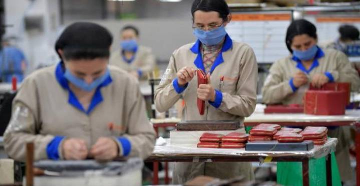 El dilema del trabajo en Colombia: baja el desempleo