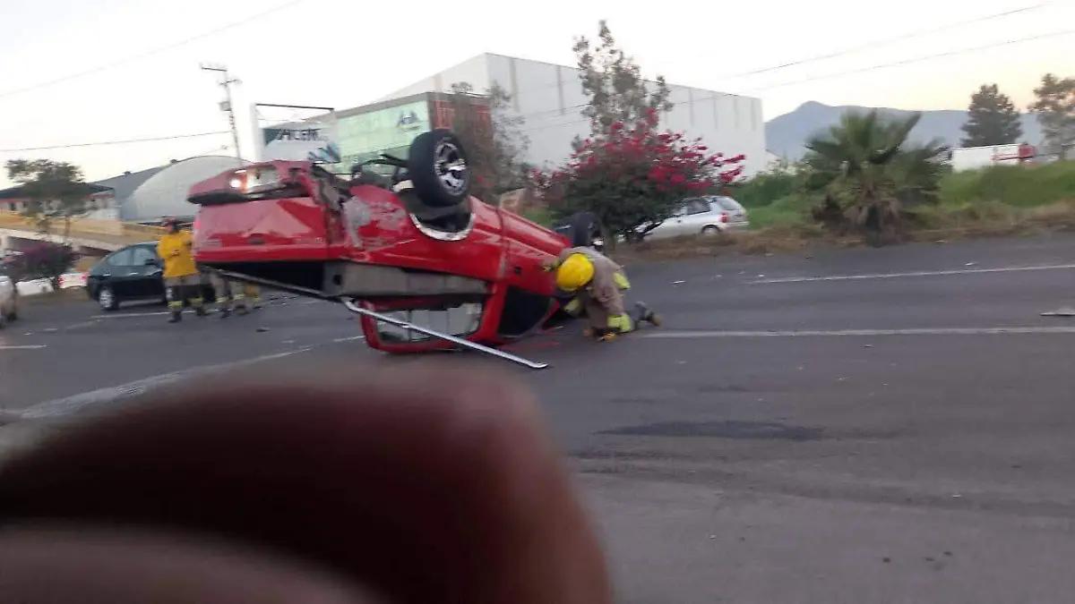 Camioneta termina volcada en la carretera Morelia