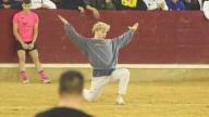 Un joven se convierte en la atracción de la plaza de toros de Zaragoza al librarse de numerosas cogidas: "Es un tío con suerte"