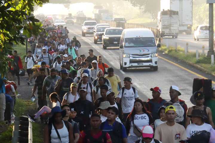 Nueva caravana migrante sale rumbo a Ciudad de México y descarta llegar a EE.UU.