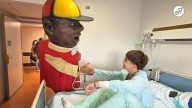 Las Fiestas del Pilar llegan al hospital Infantil de Zaragoza con cabezudos y payasos: "Es un día distinto que se pasa mucho más rápido"