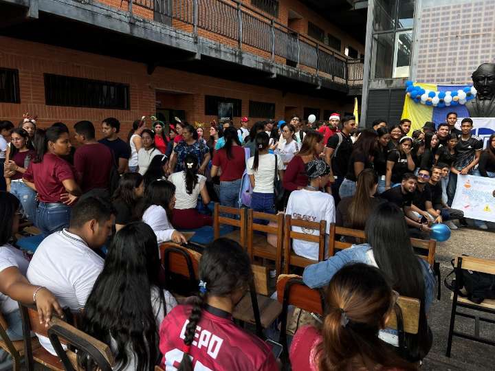 Bachilleres de la Unesr realizan elección del movimiento estudiantil