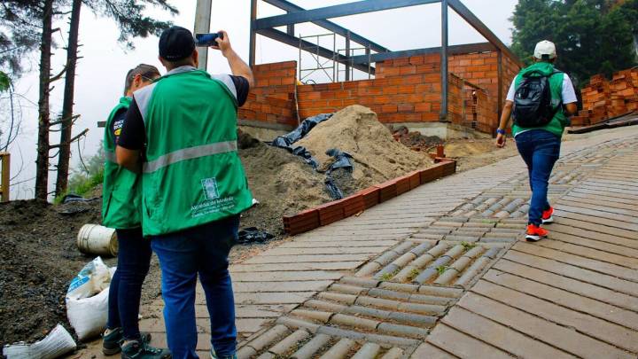 Suspenden construcciones ilegales en Altavista: 35 edificaciones invadían zona de protección ambiental