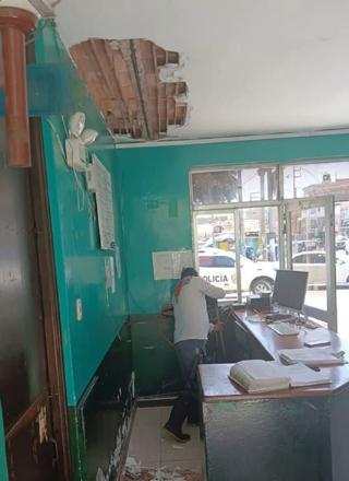 Se desprende tarrajeo del techo de la Comisaría 21 de Abril