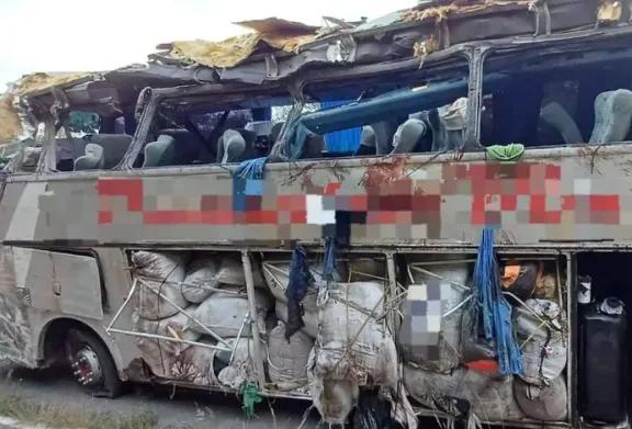 Al menos 16 muertos y 17 heridos tras el vuelco de un micro turístico en Pernambuco