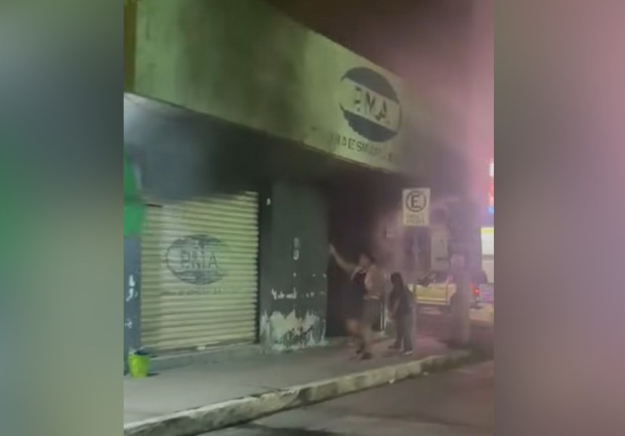 Se incendia negocio en el centro de Tecomán; solo se reportan daños materiales
