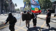 "Marcha por la Resistencia de los Pueblos" terminó con encapuchados enfrentando a Carabineros