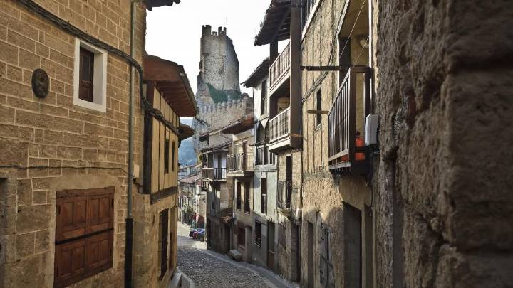 El increíble pueblo de la Edad Media en España con un castillo y un puente único en Europa
