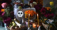 Ni los muertos perdonan: fruta para la ofrenda llega a 100 pesos y vacía bolsillos