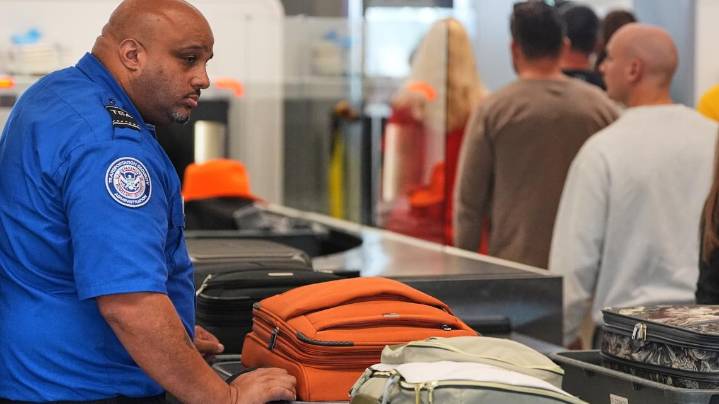 TSA workers at Atlanta airport may not be getting free meals, parking despite promises