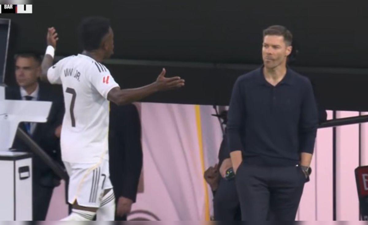Vinícius 'estalló' tras ser cambiado en el clásico Real Madrid vs Barcelona: se fue de frente al vestuario ignorando a Xabi Alonso