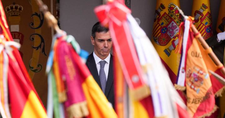 Un Sánchez en fuga convierte la Fiesta Nacional en una parodia