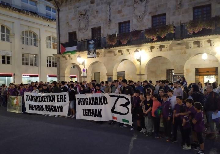 Decenas de vecinos se concentran en apoyo a la ganadería Bergarako Zezenak